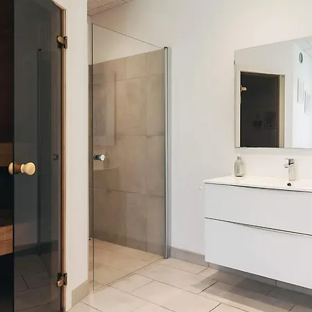 14 Person In Vaeggerlose-by Traum