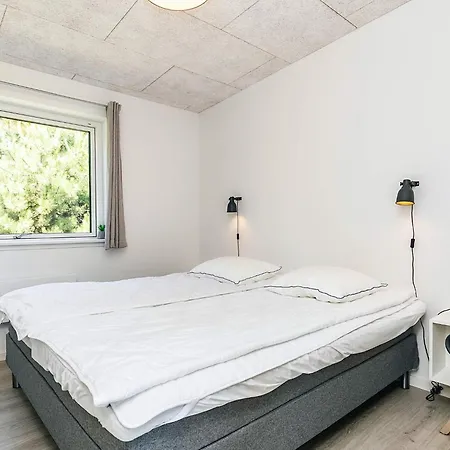 14 Person In Vaeggerlose-by Traum * Bøtø By